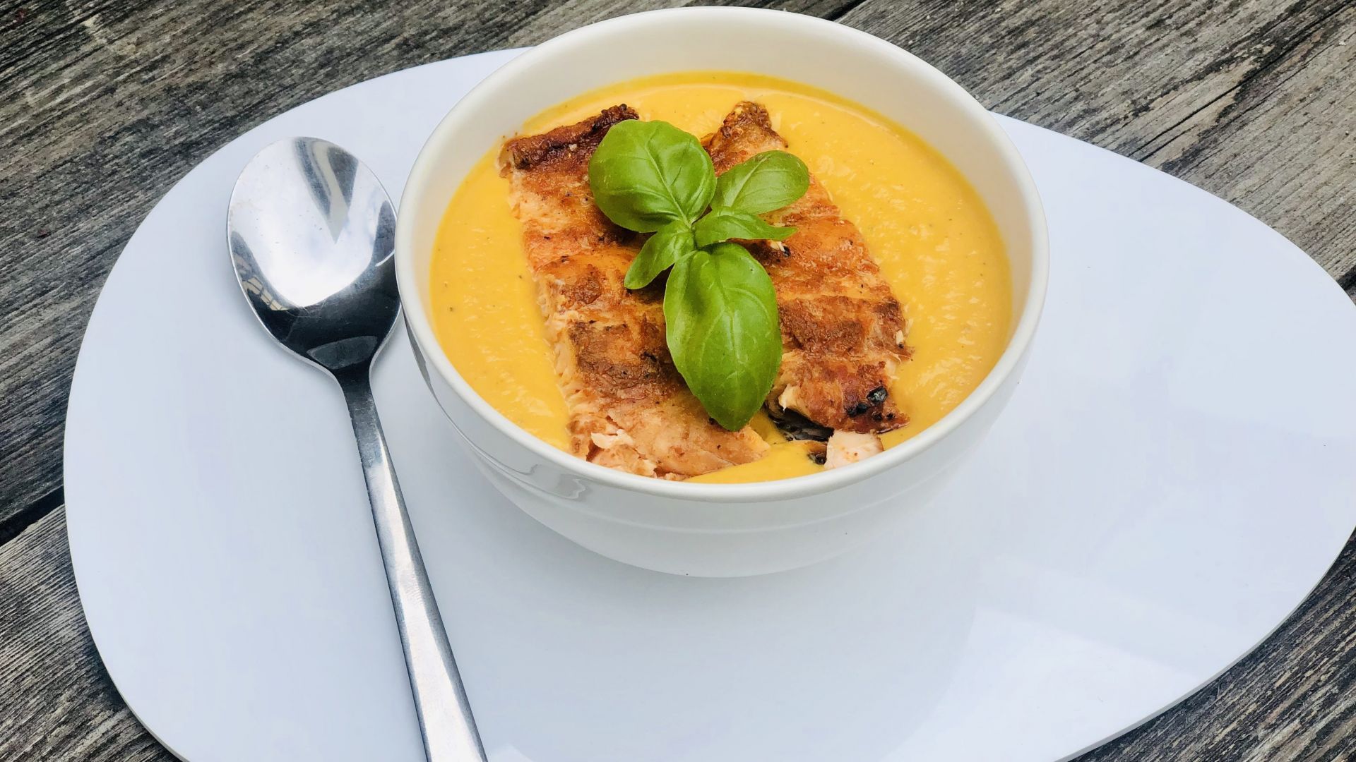 Bataadi-porgandipüreesupp lõhega