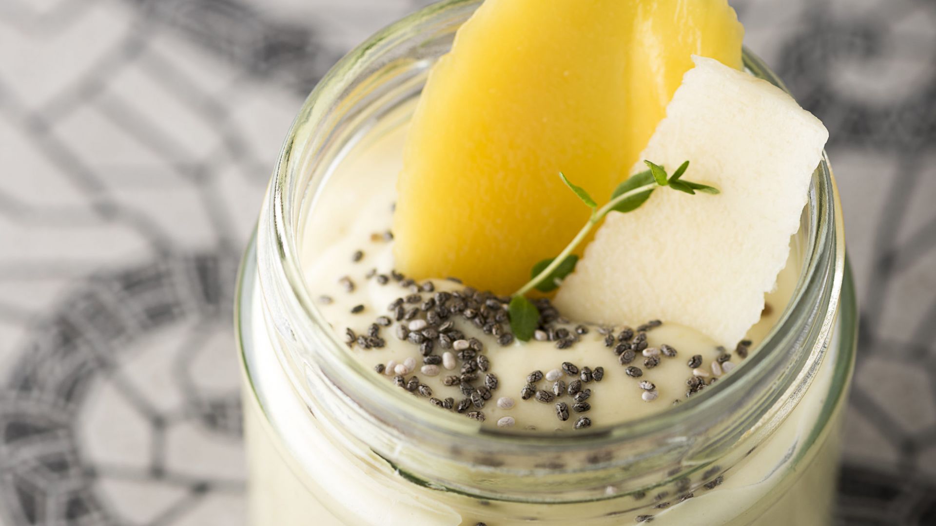 Mango-banaani smuuti chia seemnetega