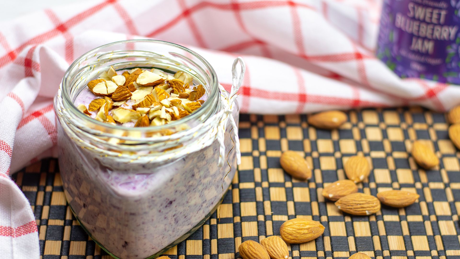 Chia-jogurt mustikamoosi ja mandlipuruga
