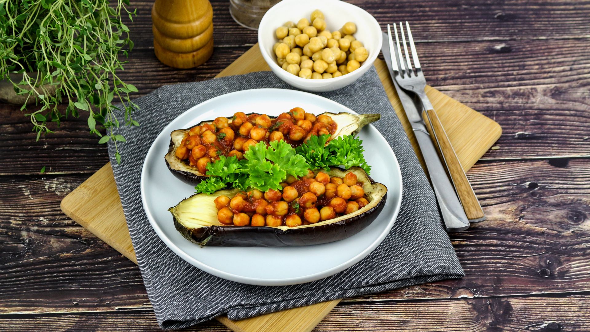 Kikerhernestega täidetud baklažaan