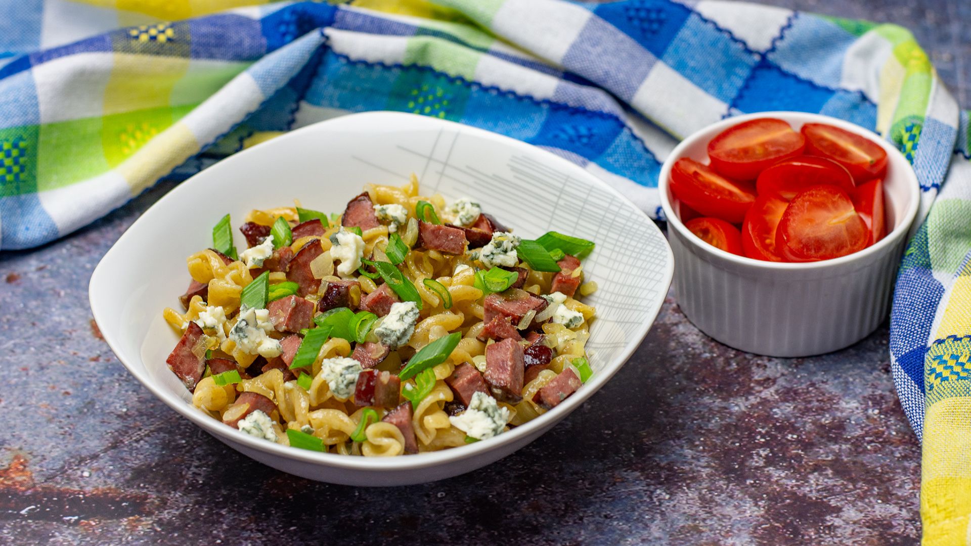 Pasta suitsuvorsti ja sinihallitusjuustuga