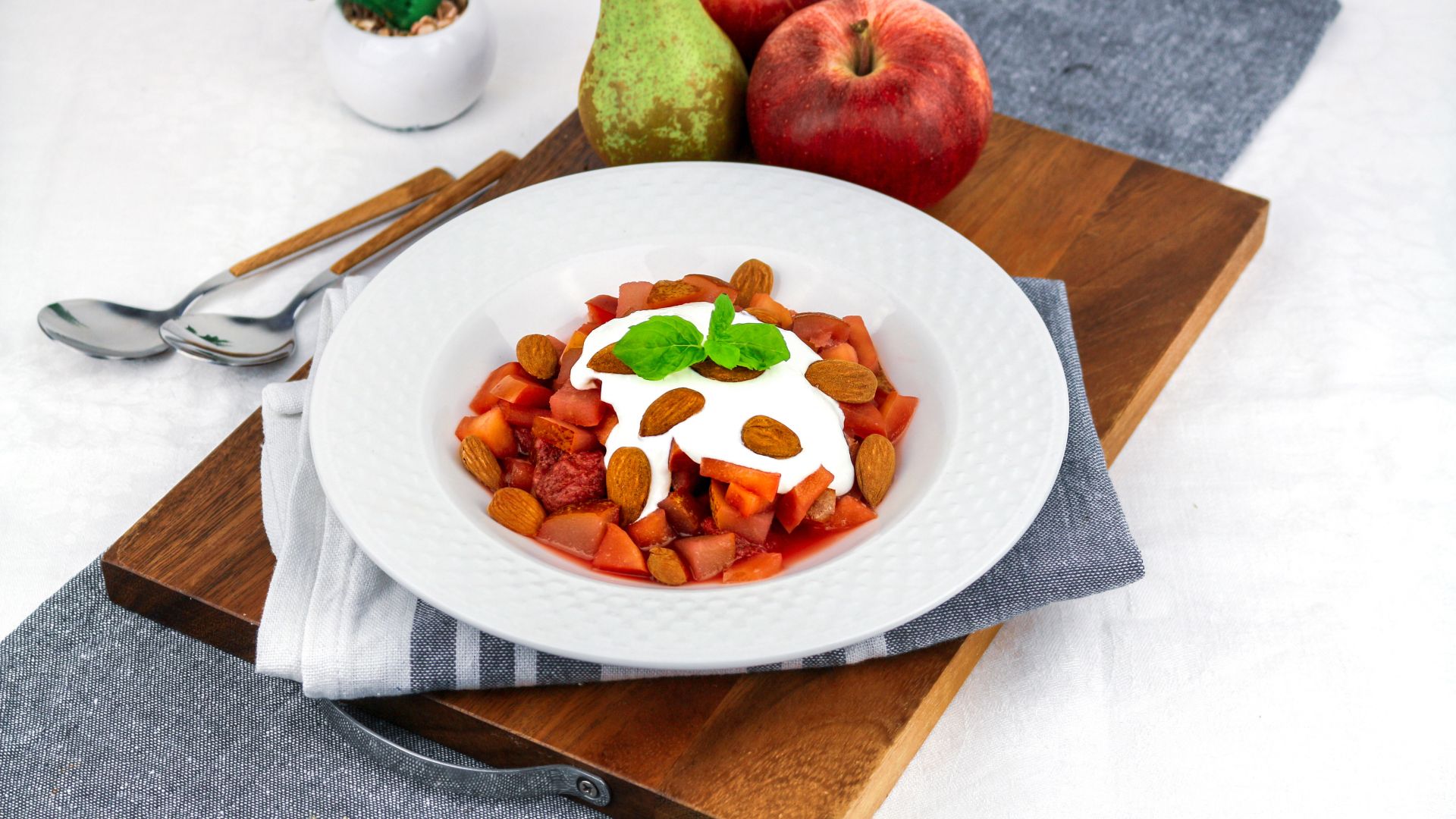 Keedetud puuviljad kohupiima ja mandlitega