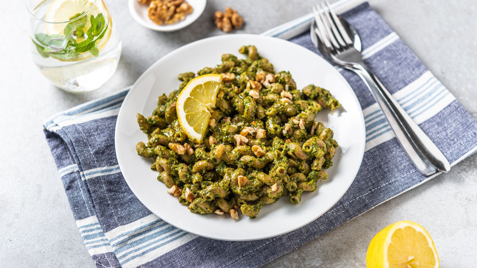 Pasta lehtkapsapestoga