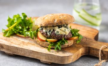 Hamburger sinihallitusjuustu ja õunasalatiga Hamburger sinihallitusjuustu ja õunasalatiga