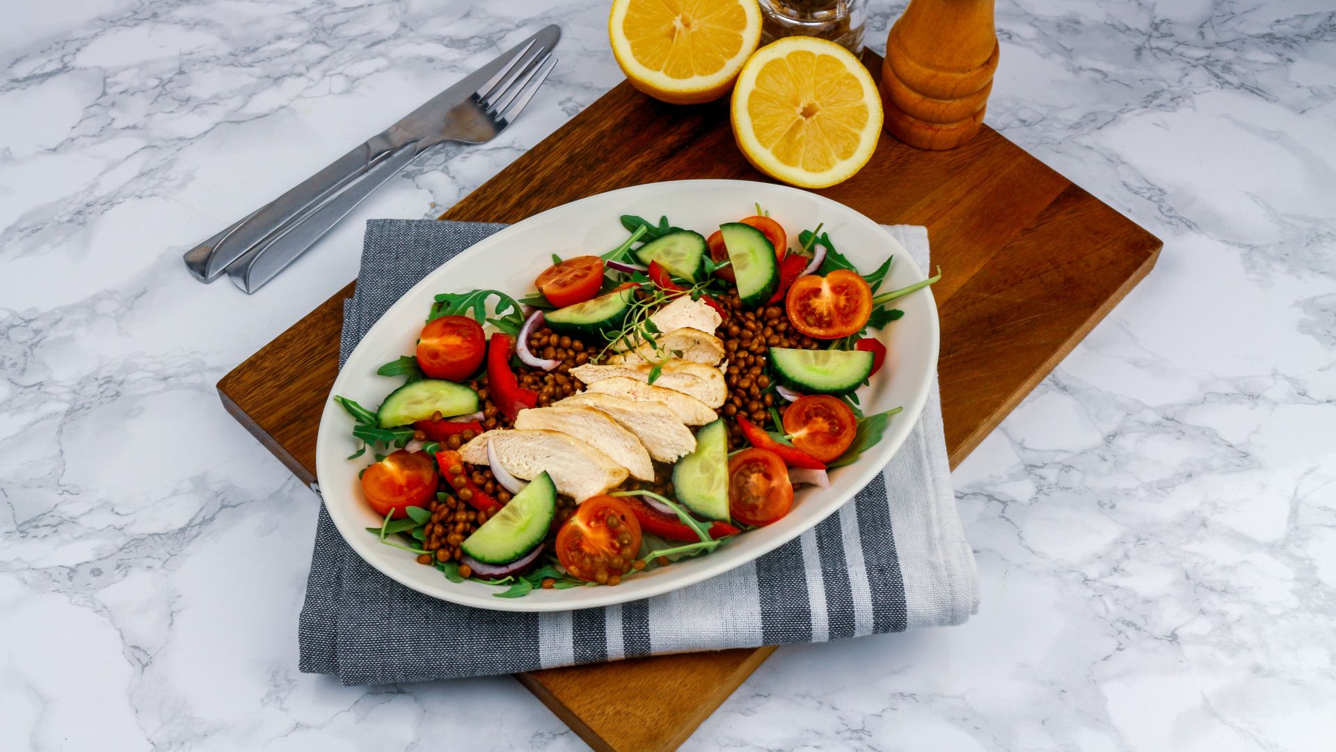 Läätse-kana salat mee-sinepi kastmega