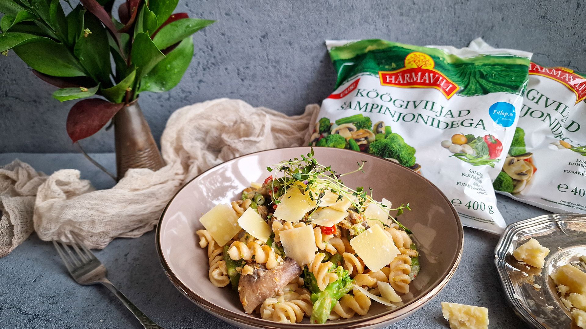 Koorene pasta köögiviljade ja seentega
