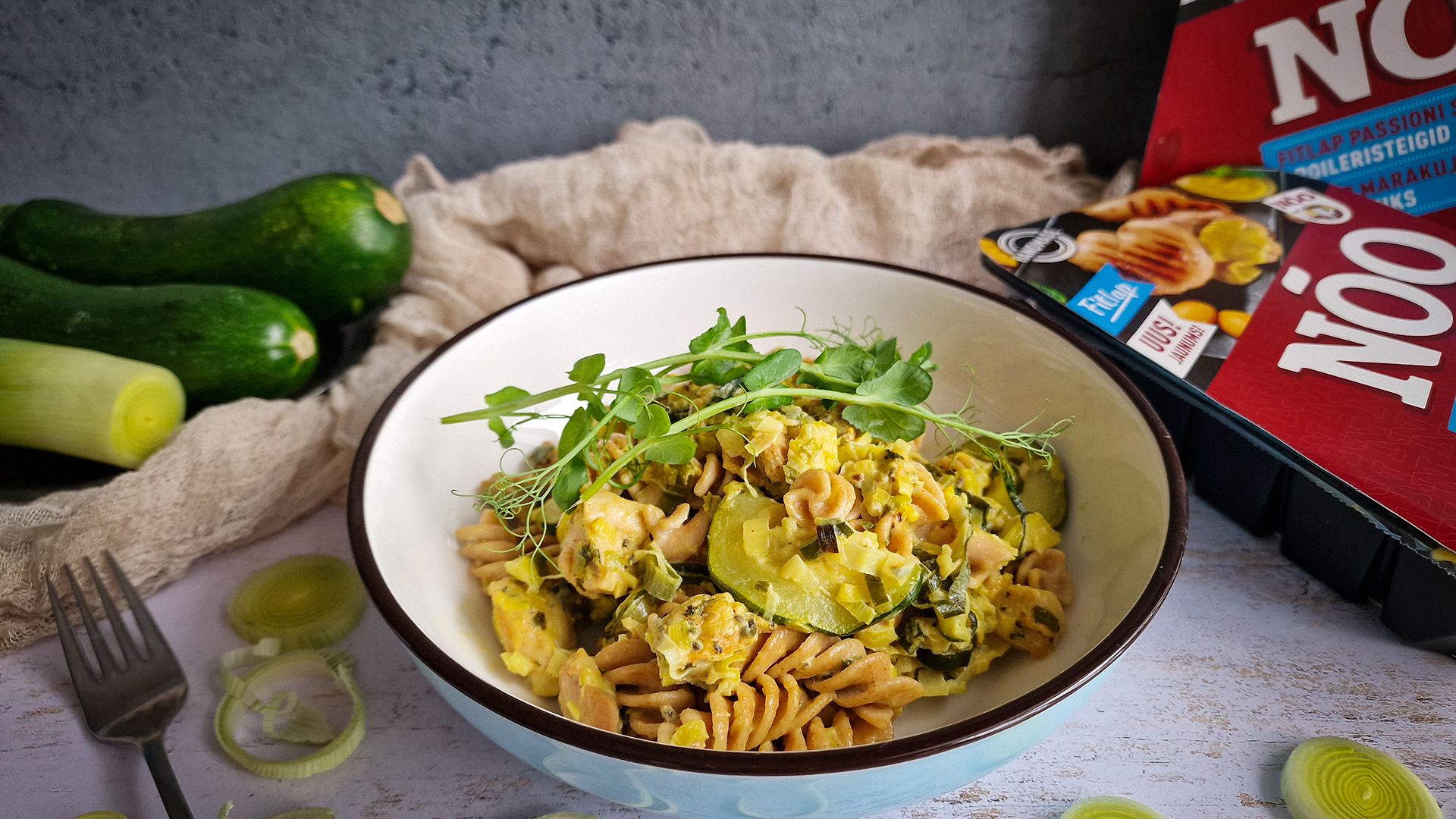 Koorene pasta suvikõrvitsa, porru ja kanaga