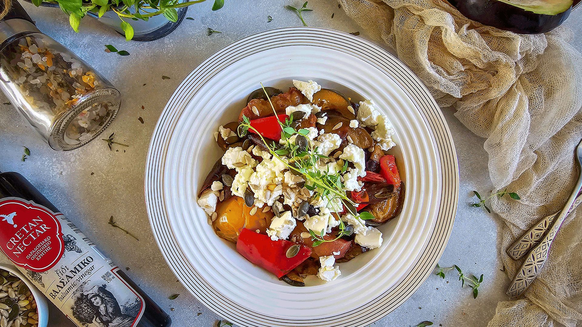 Salat grillitud köögiviljade, virsiku ja fetaga