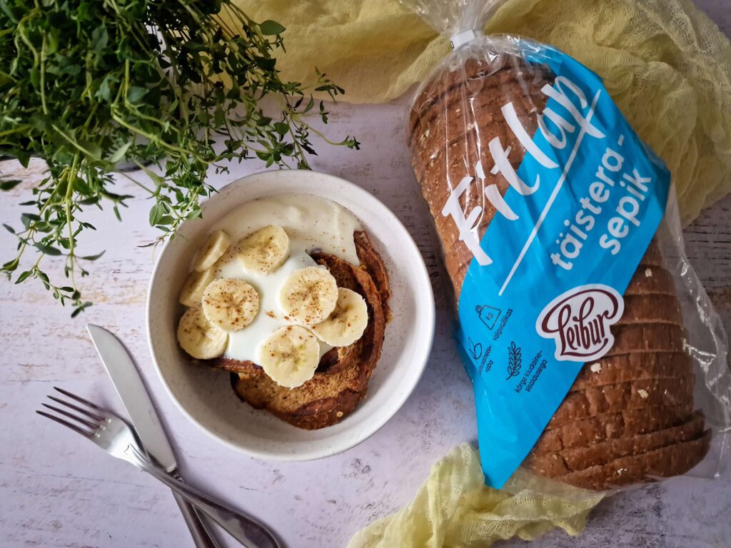 Fitlapi sepikust valmistatud vaesed rüütlid pudingu ja banaaniga