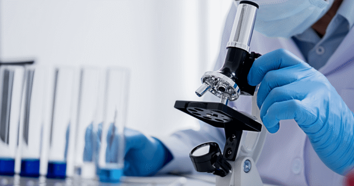 Magneesiumiga seotud teadusuuringud laboris, mikroskoobiga analüüs.